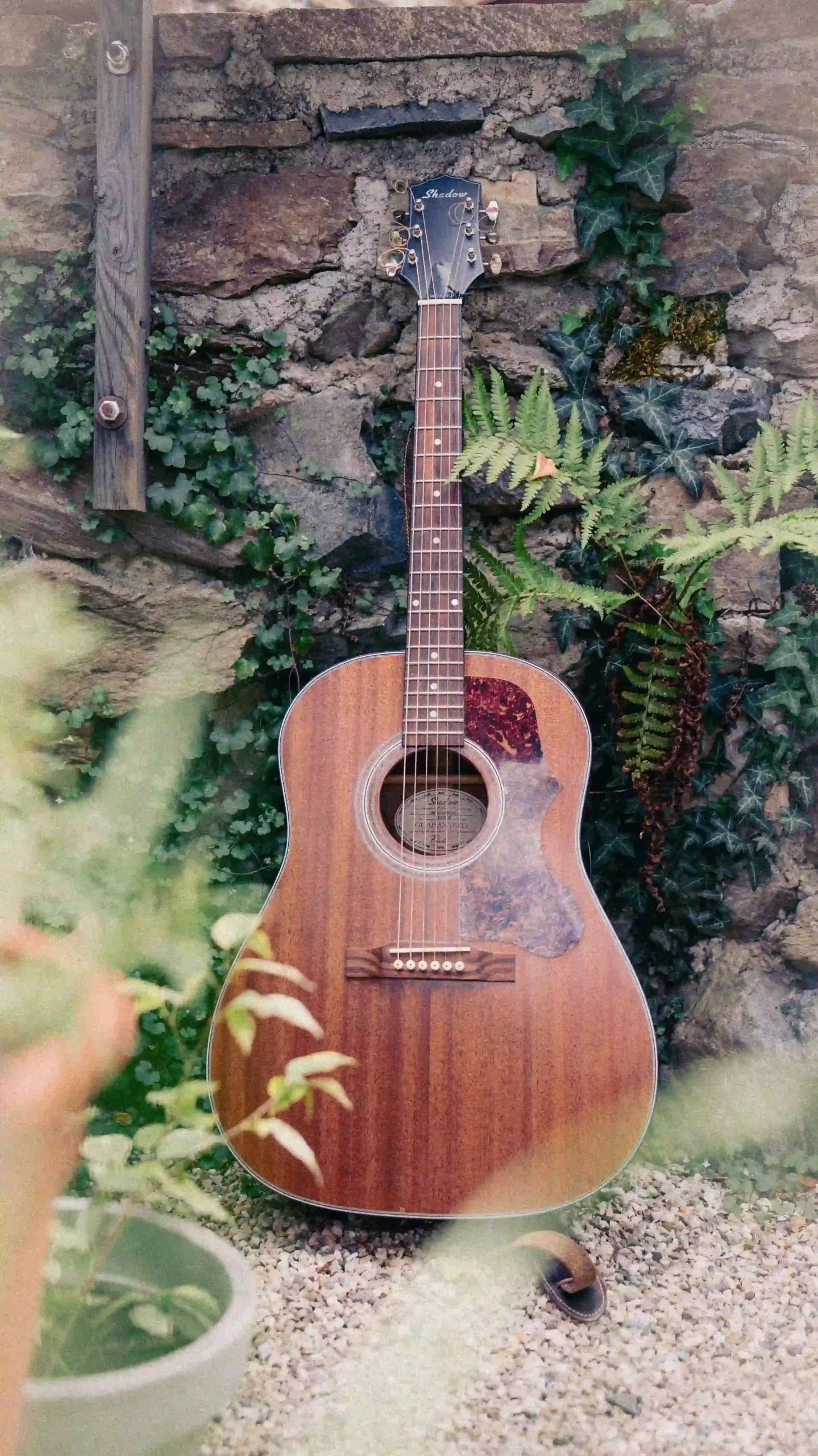 Gitarre-auf-steinmauer